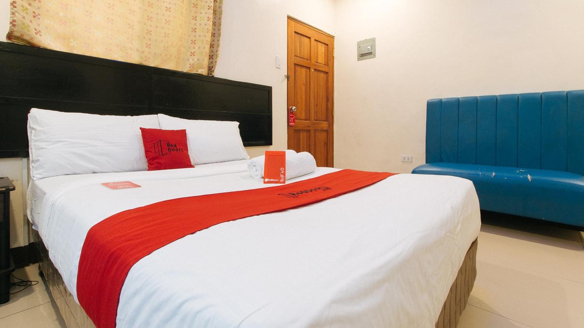 Reddoorz At V-Cat Apartelle Sampaloc Манила Экстерьер фото