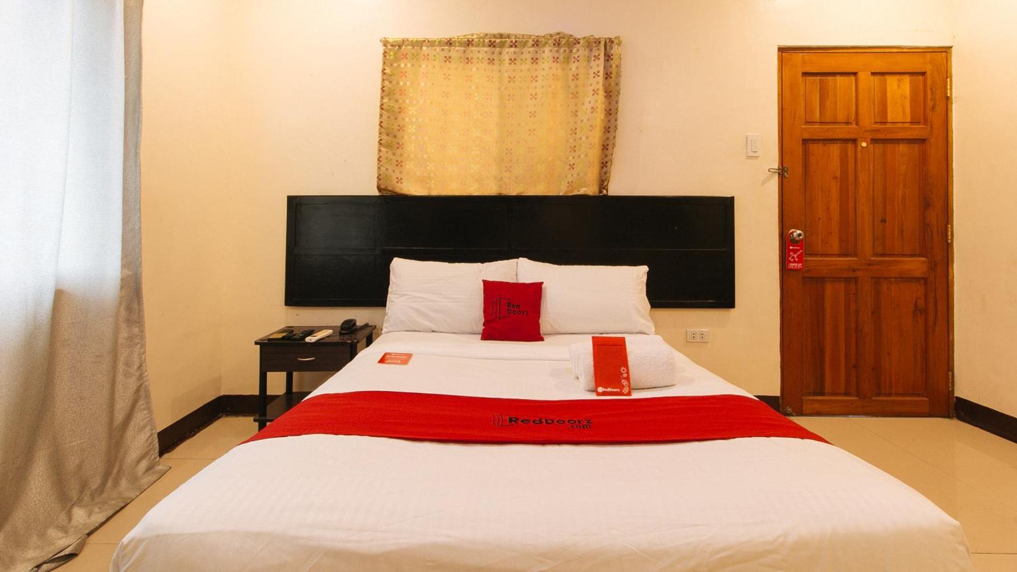 Reddoorz At V-Cat Apartelle Sampaloc Манила Экстерьер фото