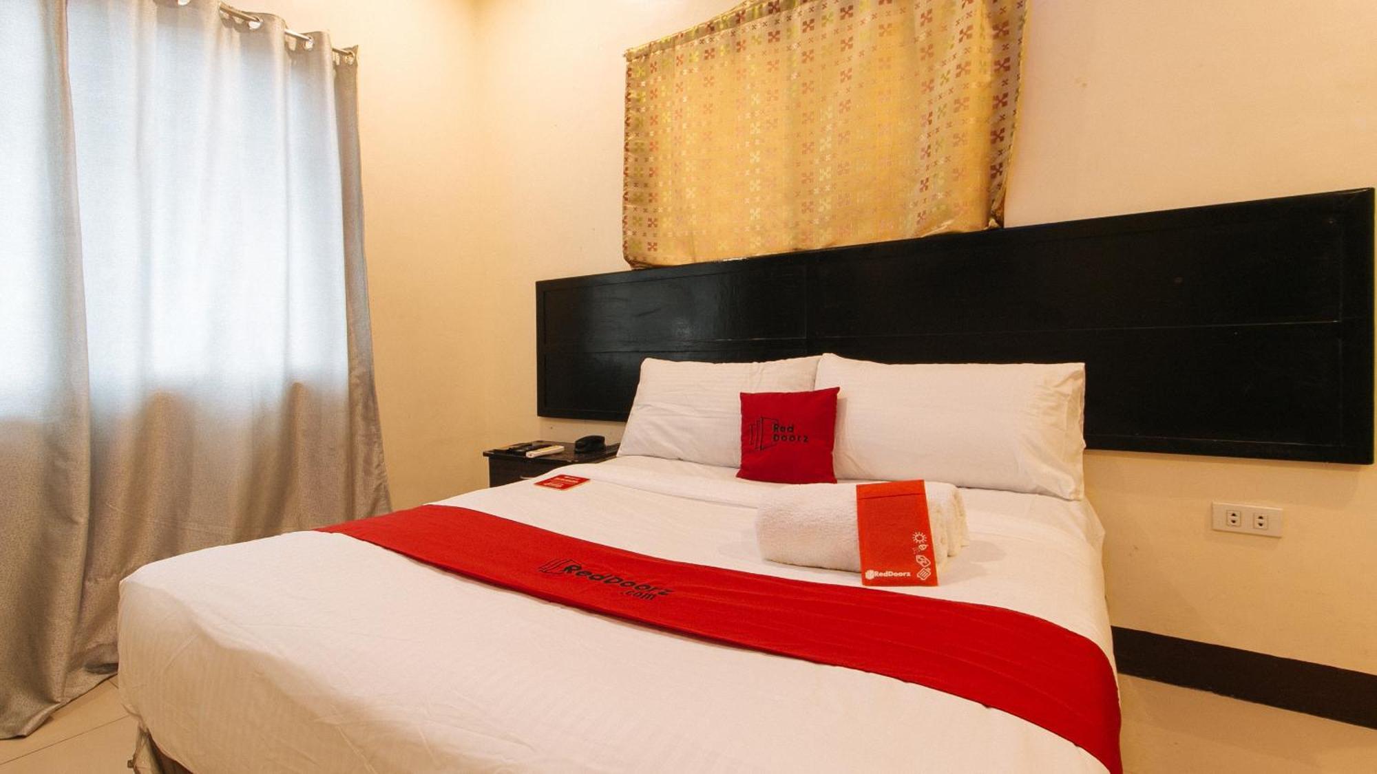 Reddoorz At V-Cat Apartelle Sampaloc Манила Экстерьер фото