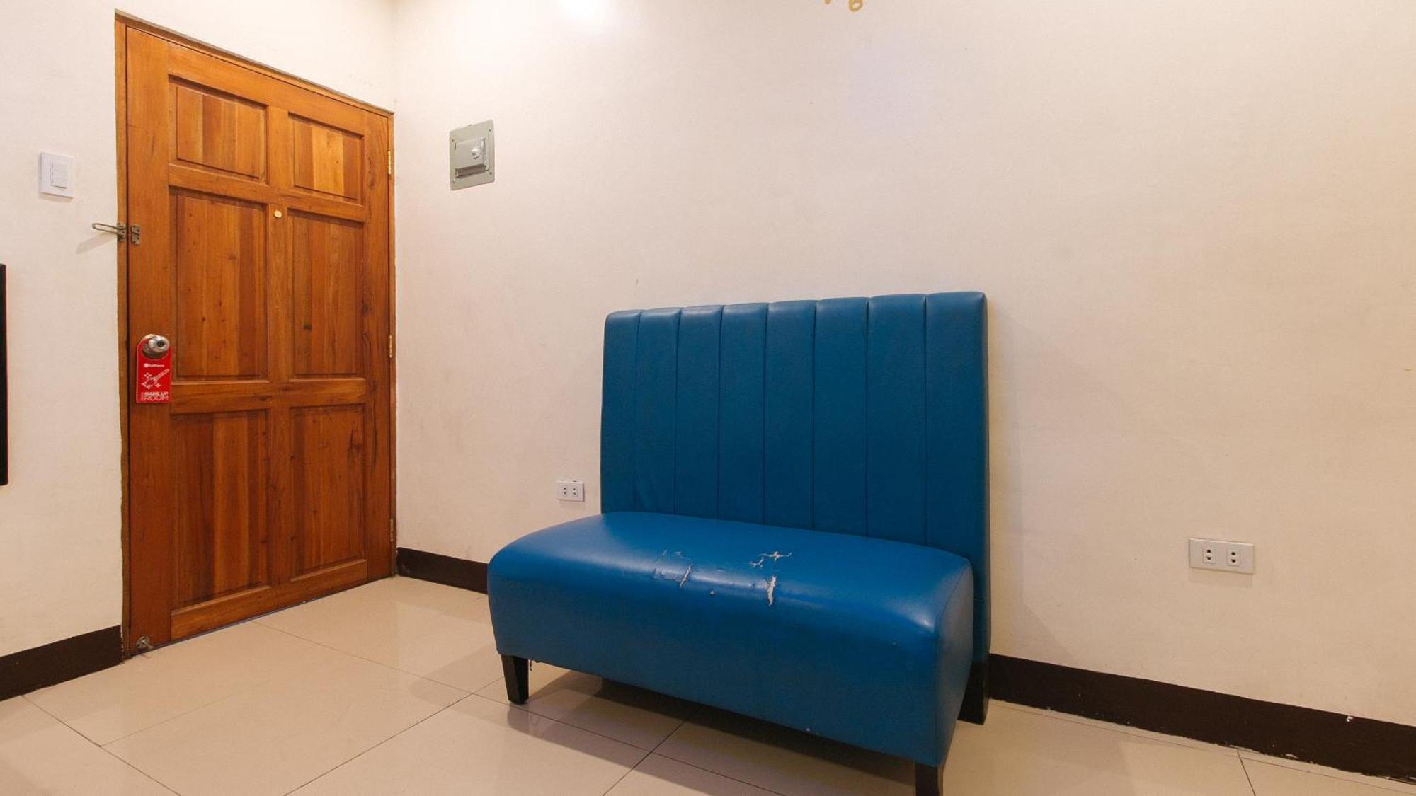 Reddoorz At V-Cat Apartelle Sampaloc Манила Экстерьер фото