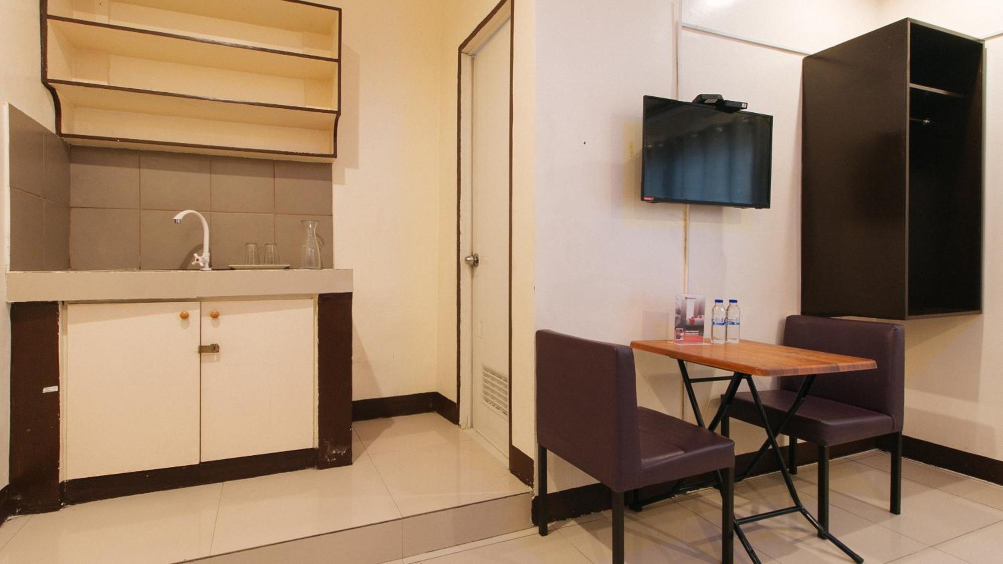 Reddoorz At V-Cat Apartelle Sampaloc Манила Экстерьер фото