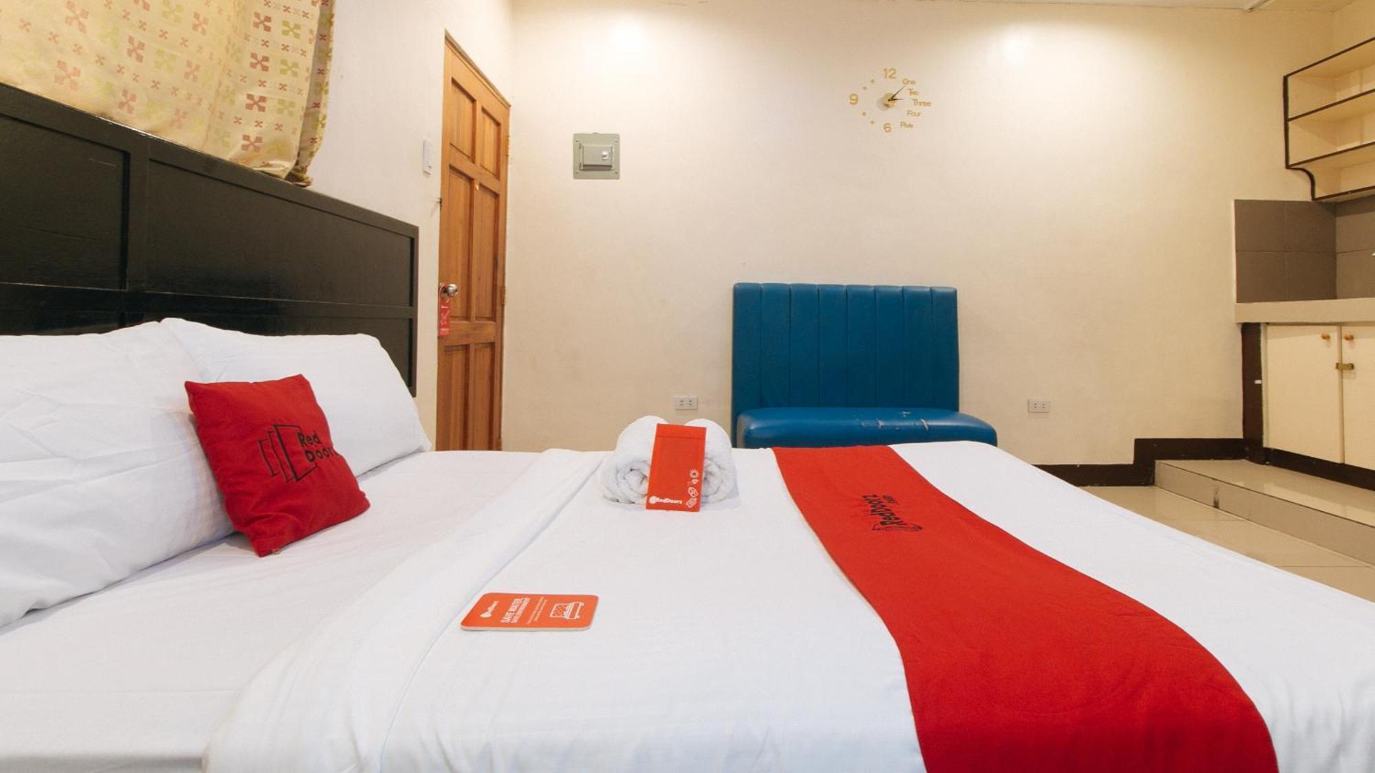 Reddoorz At V-Cat Apartelle Sampaloc Манила Экстерьер фото