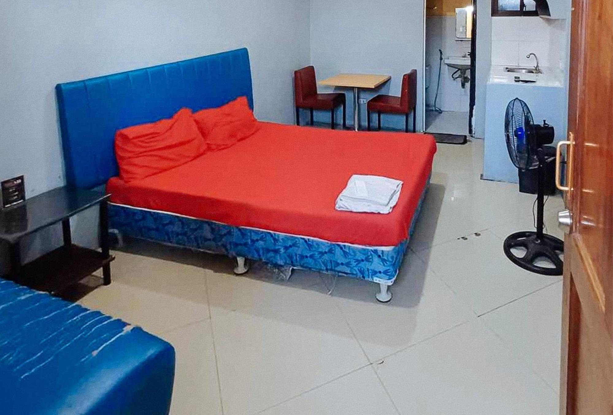 Reddoorz At V-Cat Apartelle Sampaloc Манила Экстерьер фото