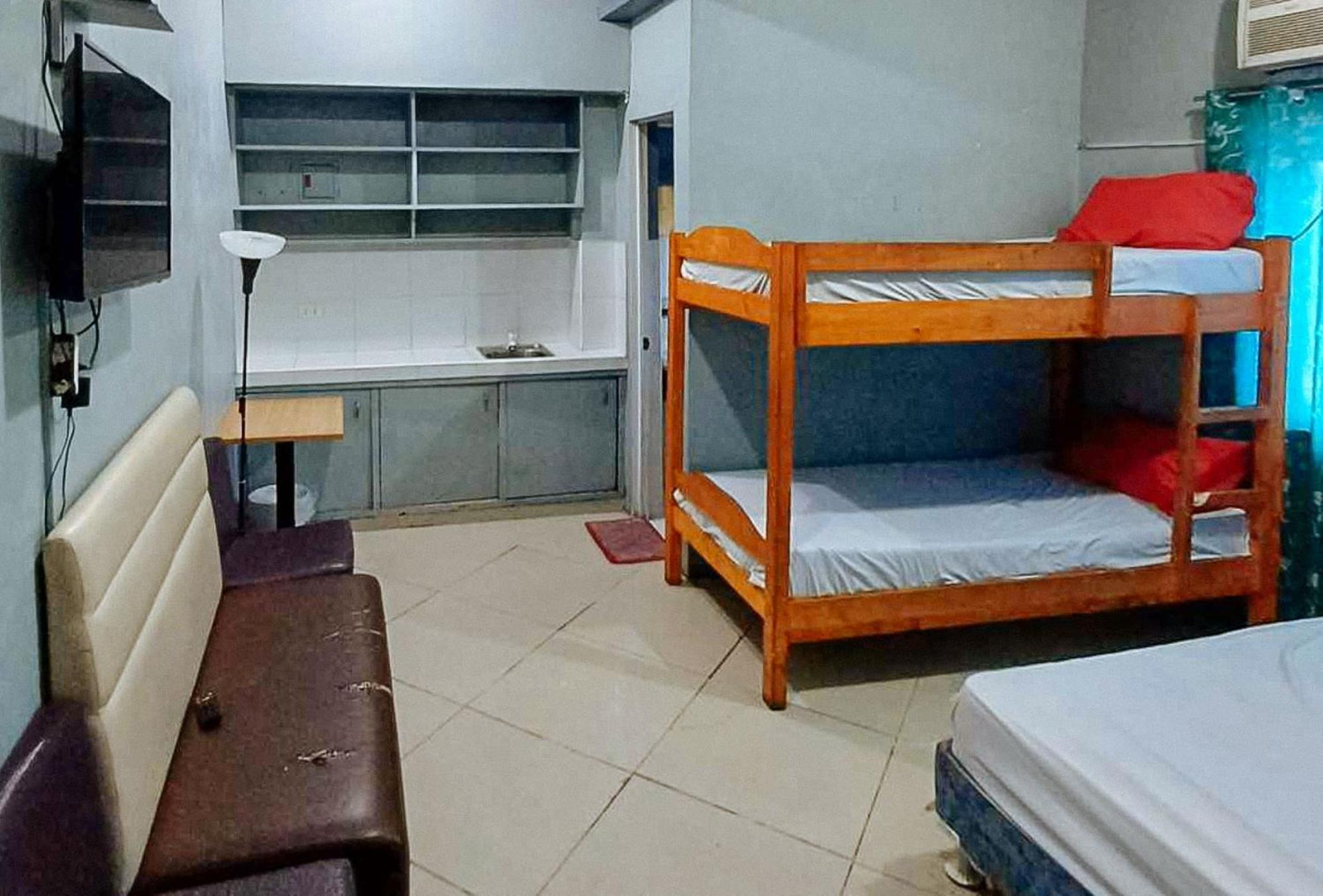Reddoorz At V-Cat Apartelle Sampaloc Манила Экстерьер фото