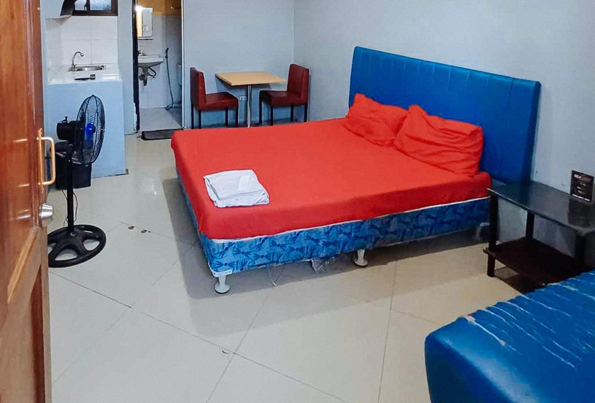 Reddoorz At V-Cat Apartelle Sampaloc Манила Экстерьер фото