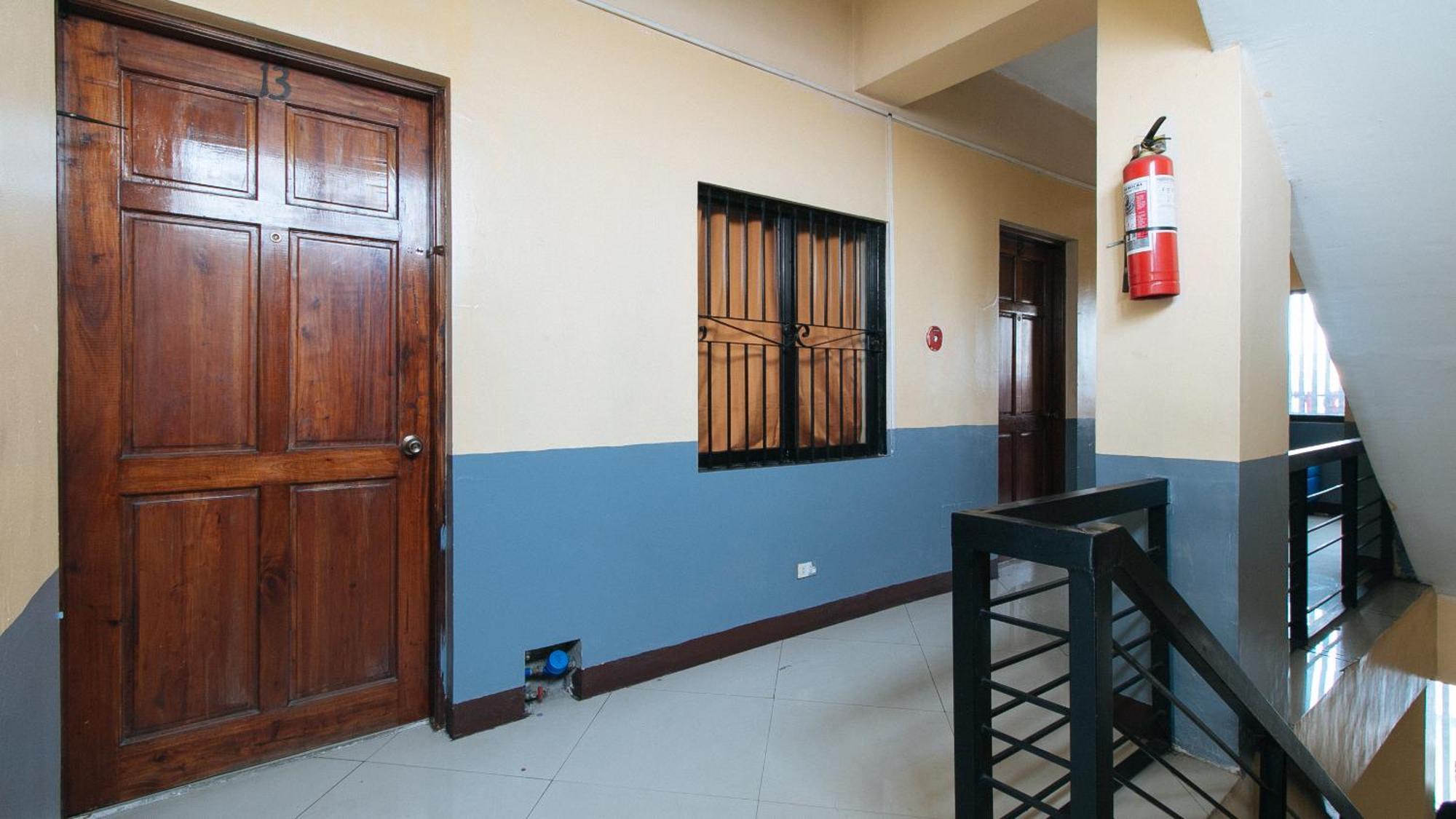 Reddoorz At V-Cat Apartelle Sampaloc Манила Экстерьер фото